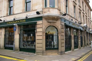 Najważniejszy sklep Gordon &MacPhail - jednocześnie jeden z ciekawszych pokoi do degustacji w Szkocji